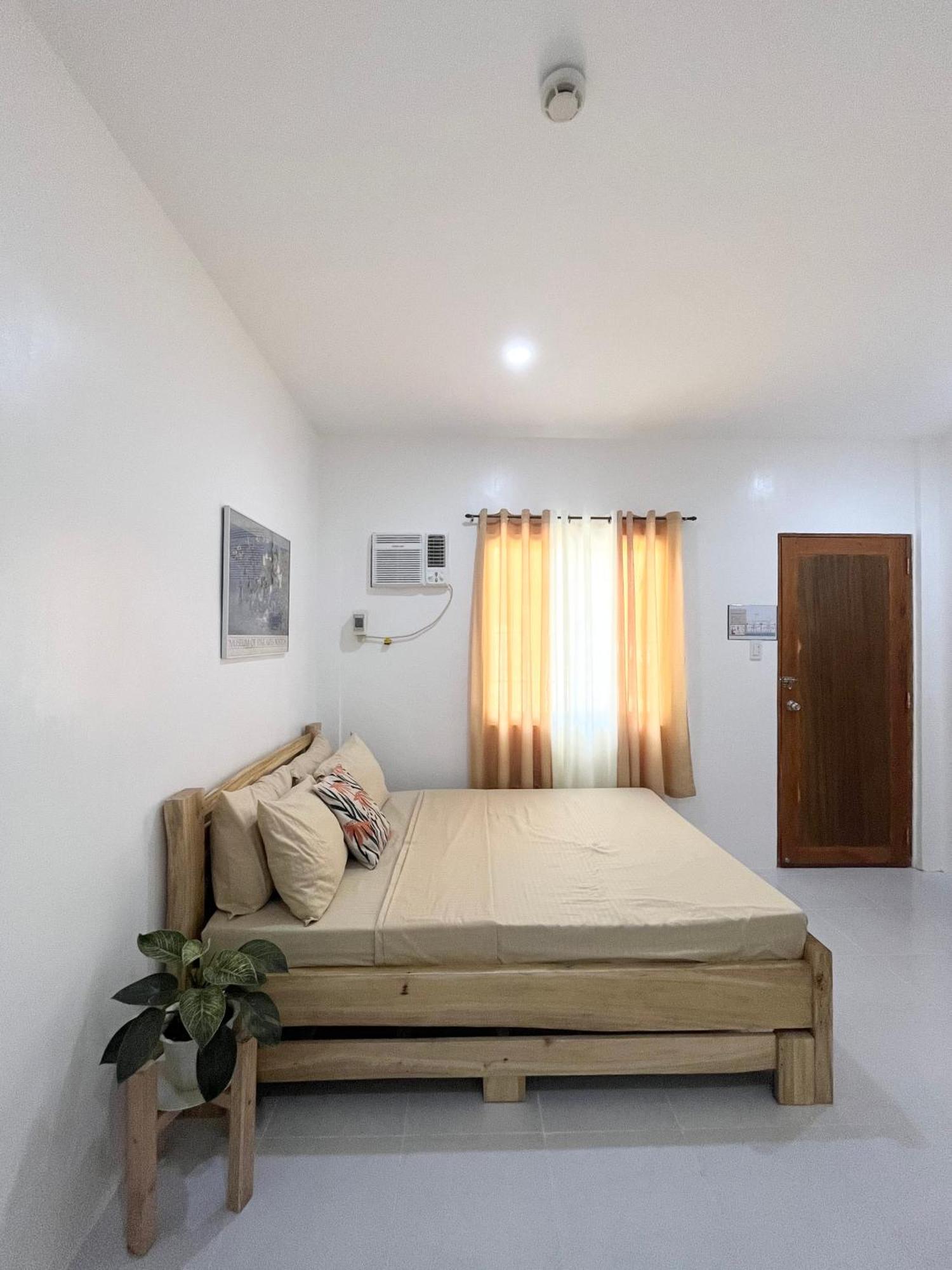 Sunnydale Apartelle -Room Accommodation Near Calatagan Beach Resorts 八打雁 外观 照片