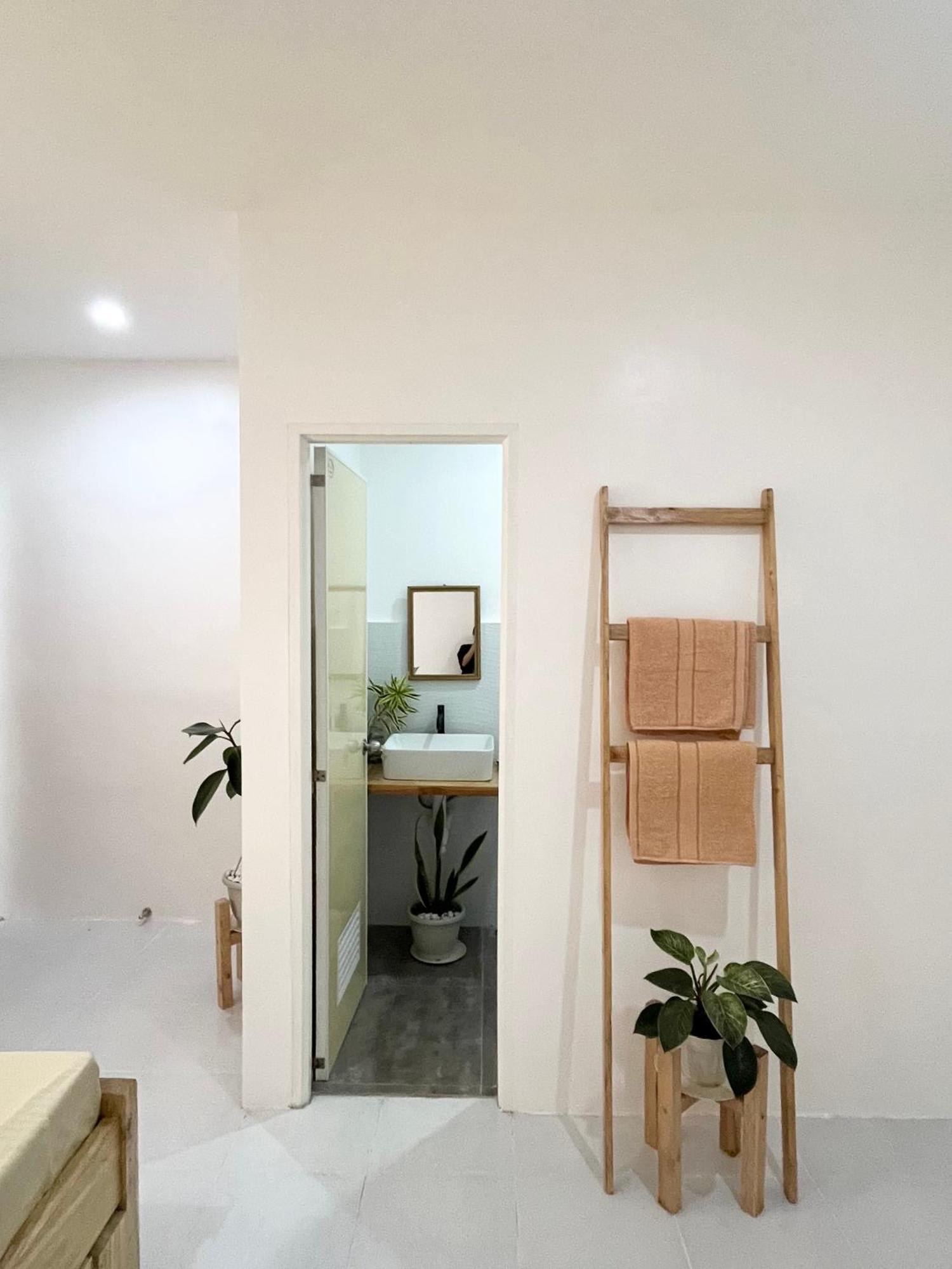 Sunnydale Apartelle -Room Accommodation Near Calatagan Beach Resorts 八打雁 外观 照片