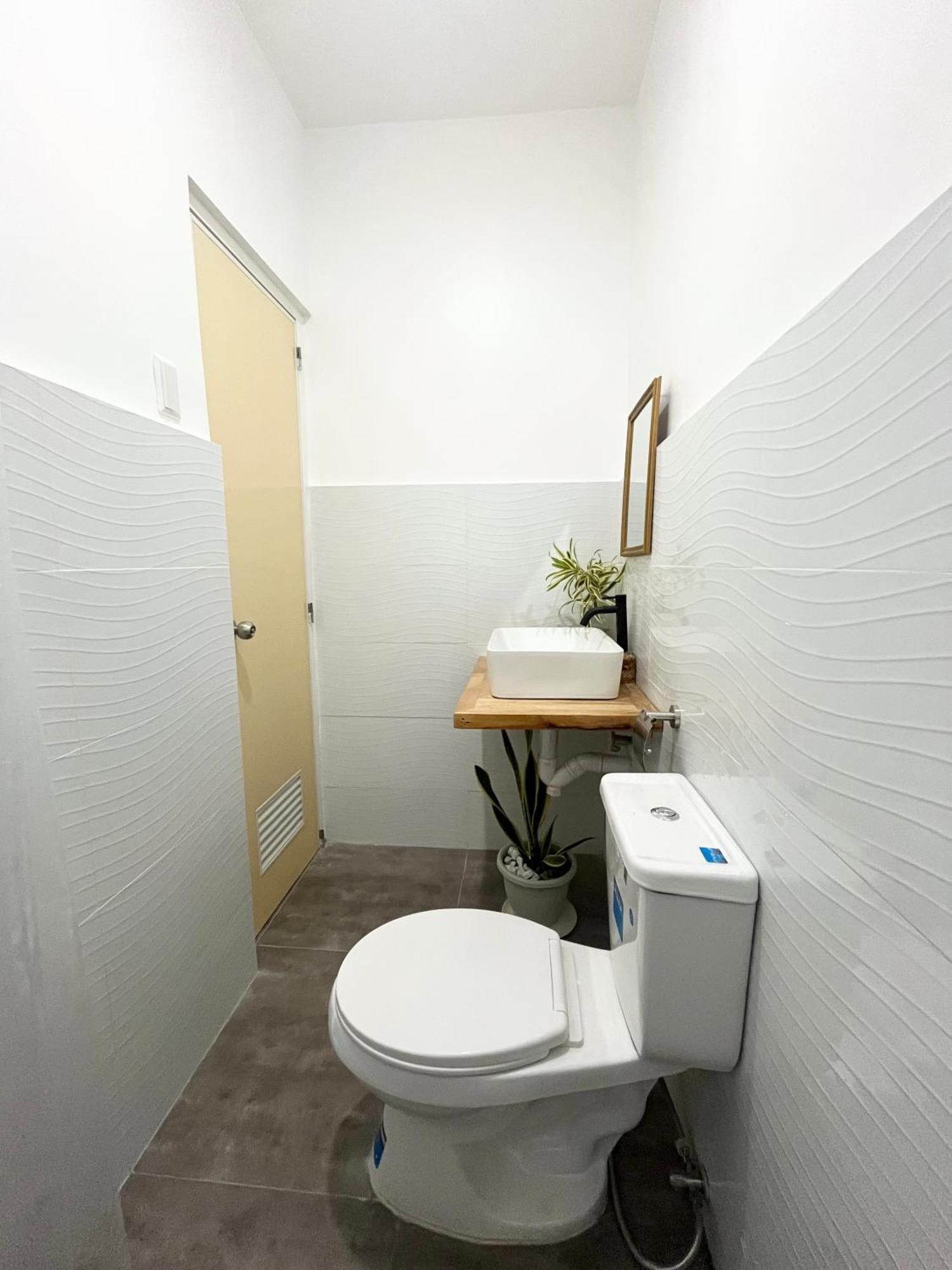 Sunnydale Apartelle -Room Accommodation Near Calatagan Beach Resorts 八打雁 外观 照片